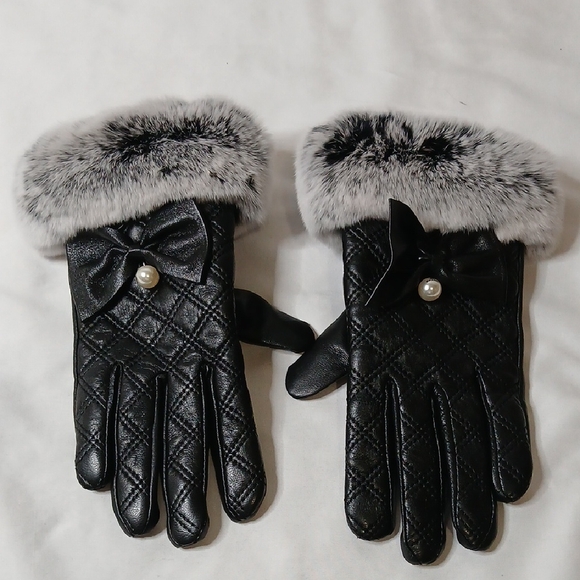 CHANEL Accessories - CHANEL Black Quilted Gloves with Faux Fur and Pearl